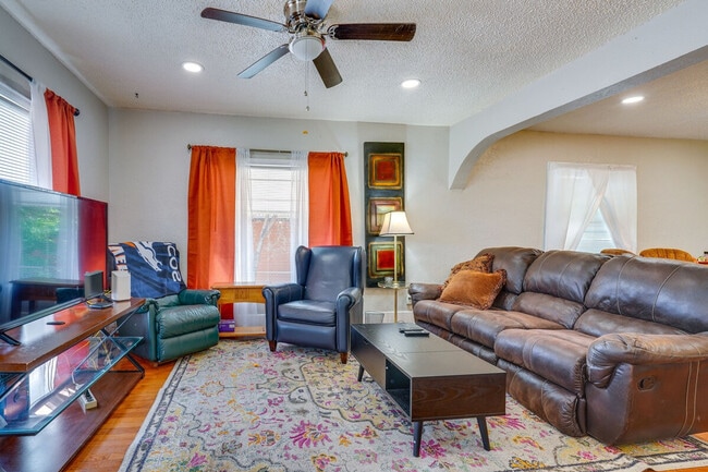 Building Photo - 2509 E Routt Ave