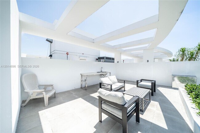 Building Photo - 13800 Highland Dr