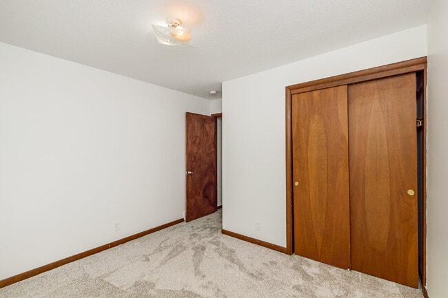 Building Photo - 2- Bedroom Duplex- Only $1100/Month!