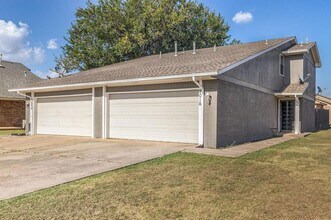 Building Photo - Beautiful 2BD/2.5 BTH Home Right off of NW Expressway and Shopping Areas