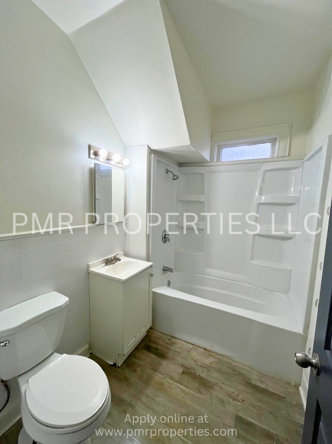 Building Photo - 2 Bedrooms / 1 Bathroom House