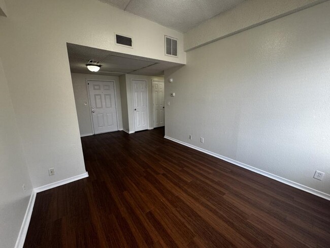 Building Photo - 103 E Central Ave