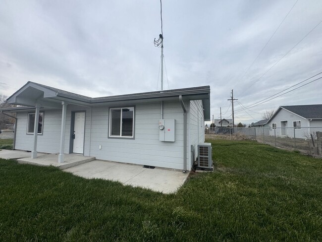 Building Photo - 2005 Ledwich Ave