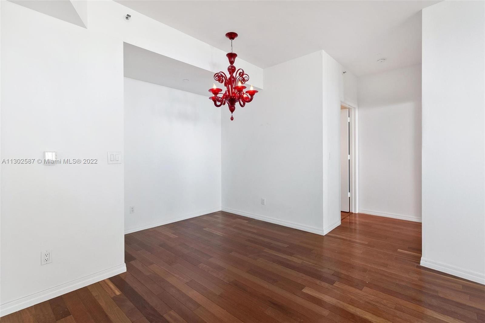 Building Photo - 300 S Pointe Dr