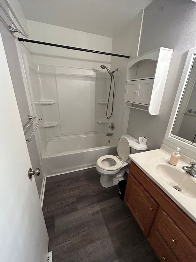 Building Photo - 3 Bedroom 1 3/4 Bathroom In Norwalk