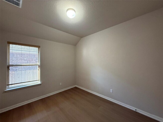 Building Photo - 633 Peregrine Way