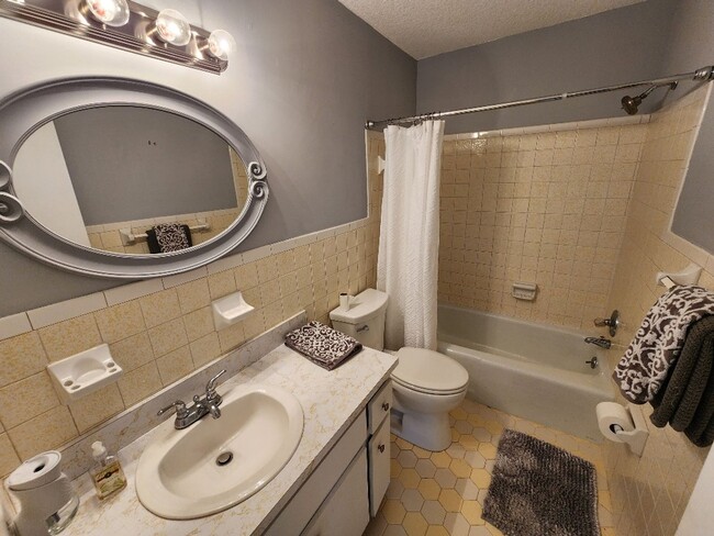 Building Photo - Charming 2 Bed 2 Bath Beachside Home