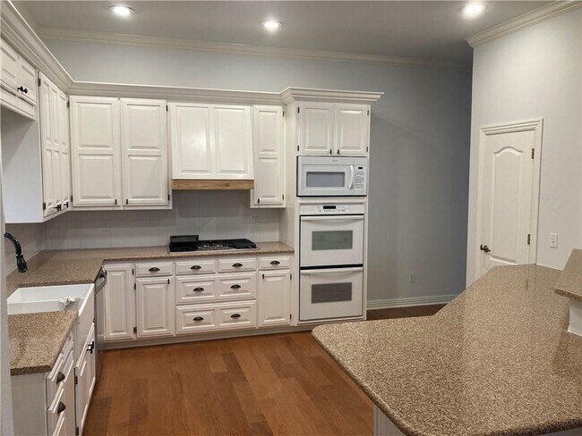 Building Photo - 420 E New Hope Rd