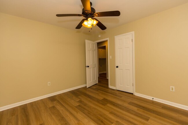 Building Photo - 4 Bed 2.5 bath