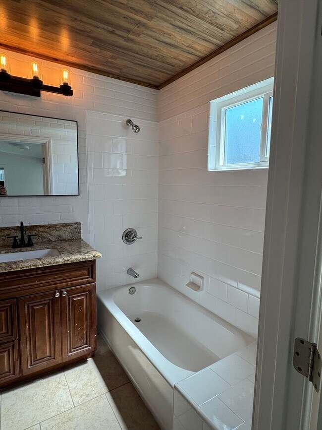 Building Photo - !! MOVE-IN SPECIAL !!  Bright Carson Front House Duplex with Modern Finishes