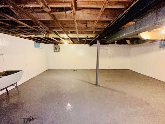 Building Photo - 4 Bedroom 1 Bath Welcome Section 8