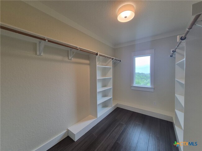 Building Photo - 427 Primrose Path