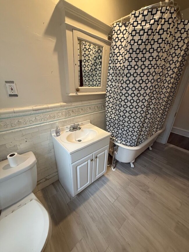 Building Photo - Studio Apartment Available Now