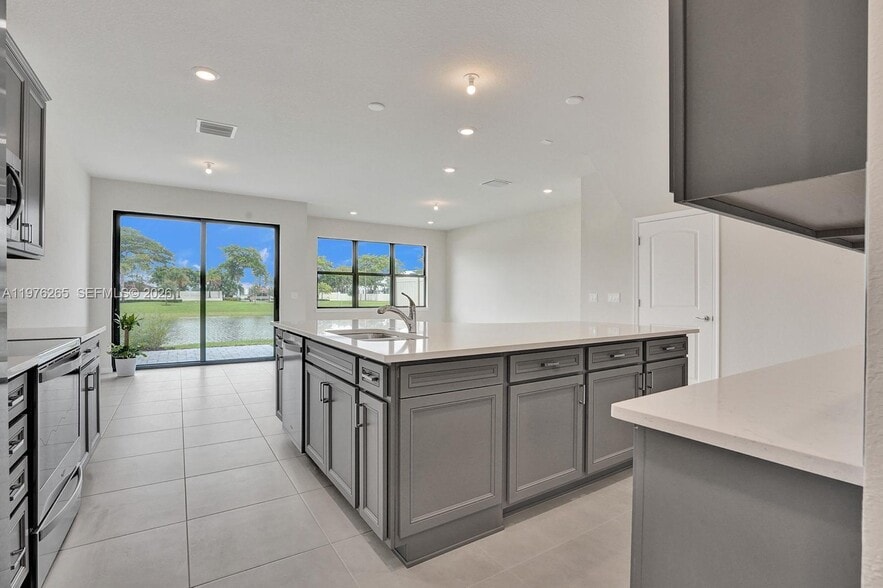 Building Photo - 2202 Appleton Cir S