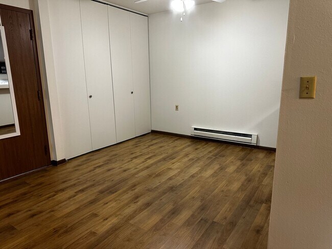 Building Photo - Spacious 1 Bedroom Condo with Pool