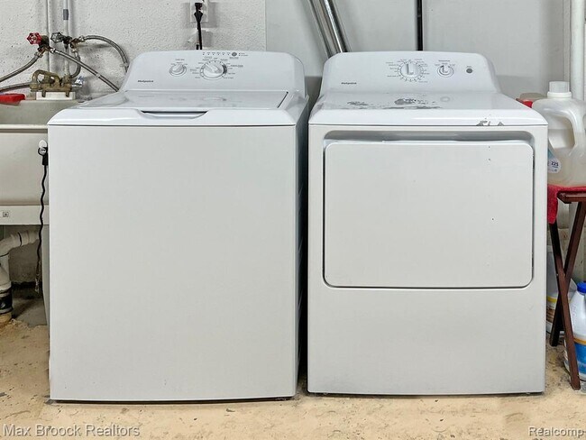 Building Photo - 801 W Long Lake Rd