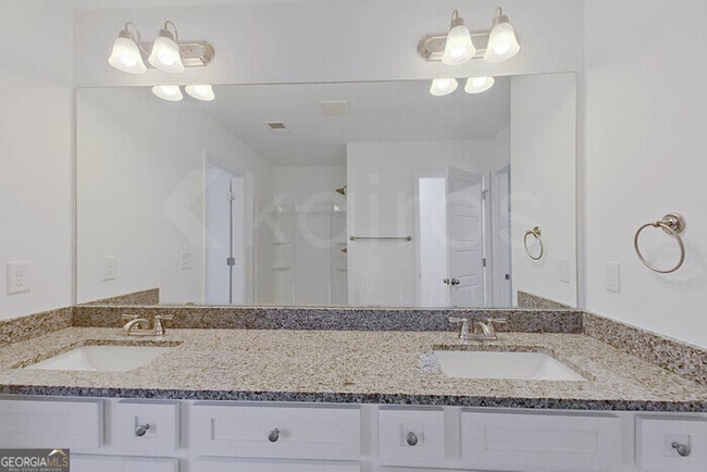 Building Photo - 111 English Oak Ln