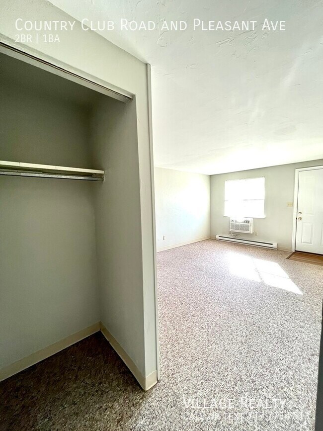 Building Photo - 605 Country Club Rd