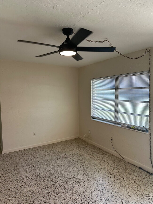 Building Photo - Cute 2 Bedroom, 1 Bathroom Single Family H...