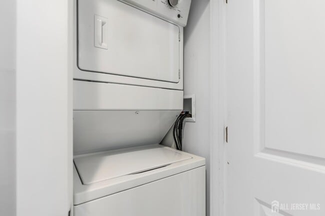 Building Photo - 20 Louis Ave