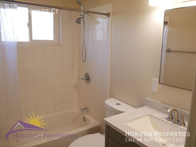 Building Photo - 2 Bed 1 Bath 827 Sq. Ft. Citrus Heights Du...