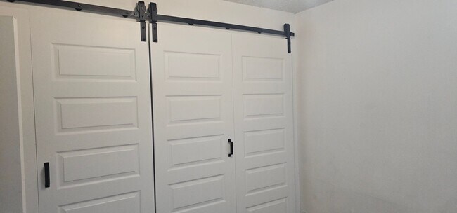 Building Photo - 4p1933