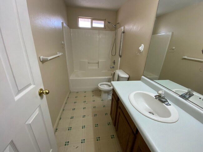 Building Photo - Cute 1 bed 1 bath Townhome