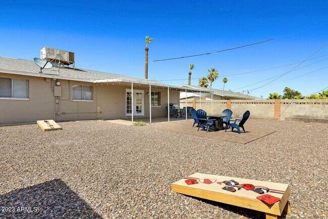 Building Photo - 945 E Lilac Dr