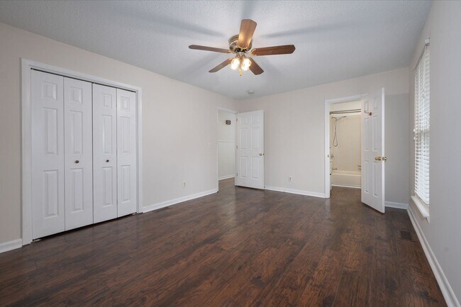 Building Photo - 3 Bedrooms with Full Basement on Corner Lot!