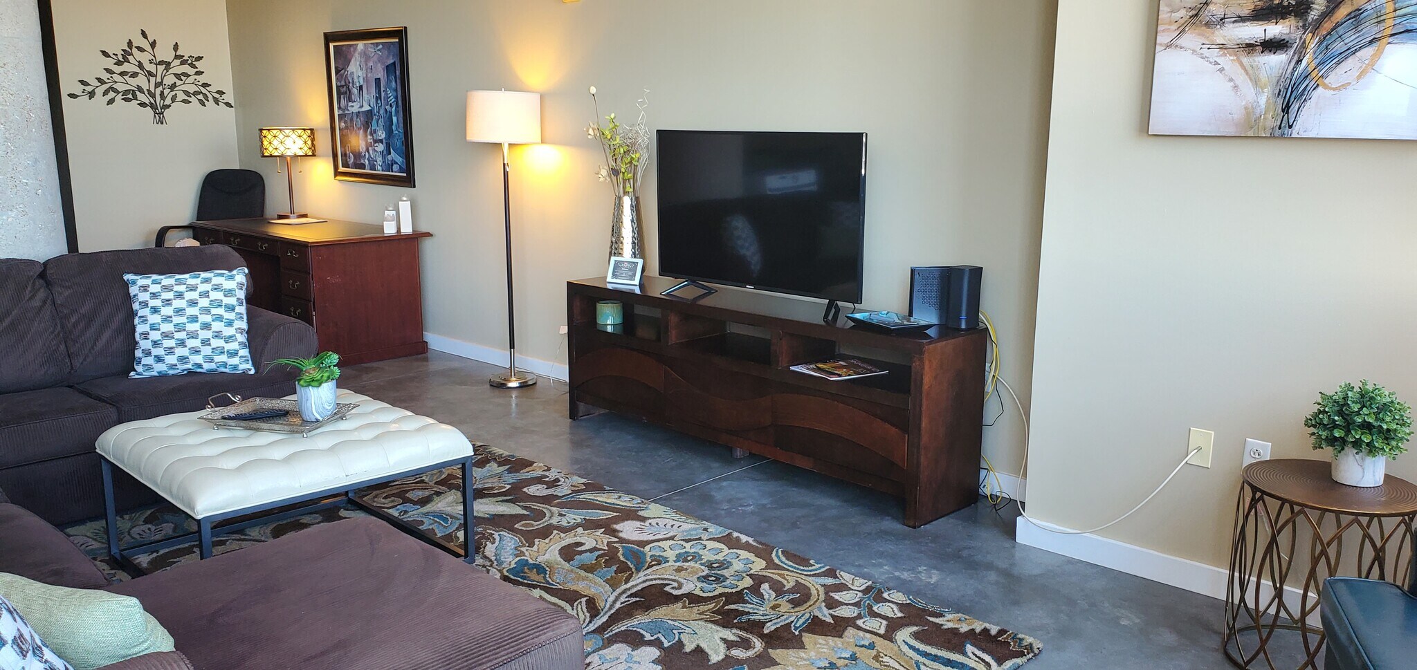 Large Open Livingroom - 1635 Washington Ave