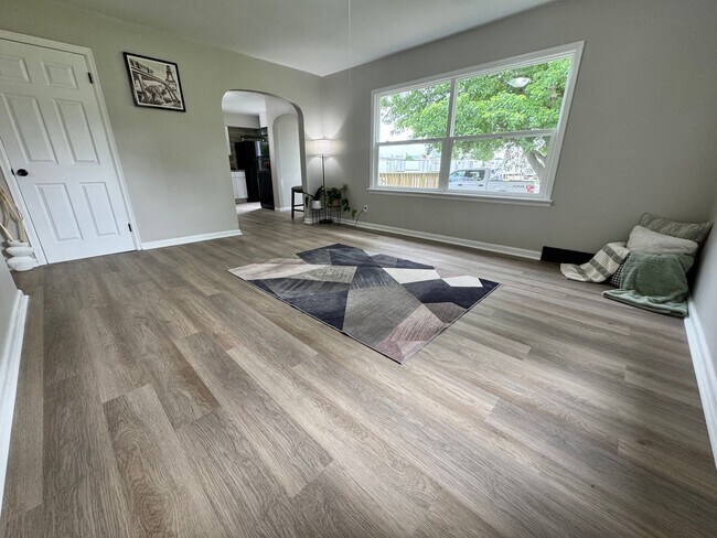 Building Photo - Remodeled 3 bed, 1 bath home for rent in Waterloo