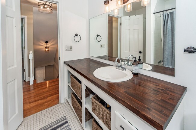 Building Photo - 6 Bedroom, 2.5 Bath House in Drayton on th...