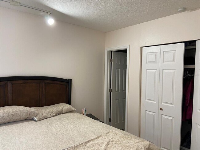 Building Photo - 1700 SW 16th Ct