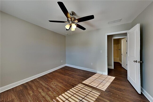 Building Photo - 122 Dynasty Ln