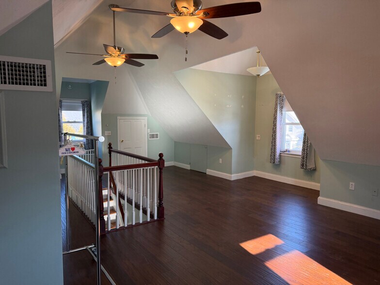 Building Photo - 89 Monroe St