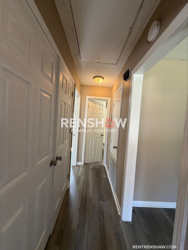 Building Photo - 16 Red Oak Cove