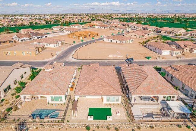 Building Photo - Luxury Rental in Queen Creek - Try Before You Buy