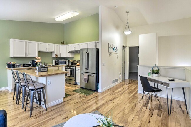 Building Photo - 2432 Glacier St