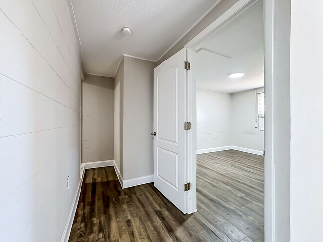 Building Photo - 702 21st Ave W