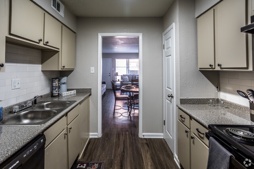 2 BR, 1.5 BA - 807SF - Getwell Pointe Apartments