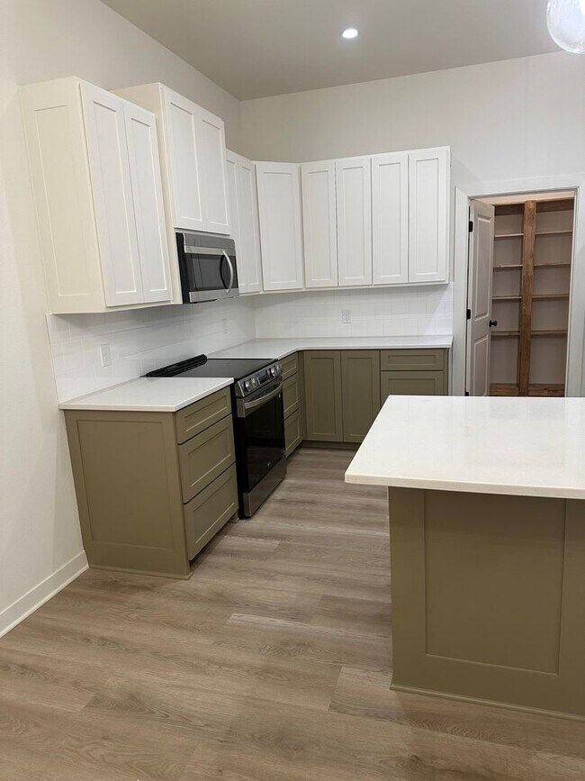 Building Photo - 2-bedroom 2 bath luxury apartment housing