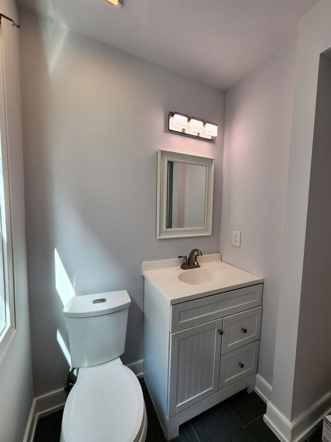Building Photo - Amazing 3 bed/1.5 bath Updated unit