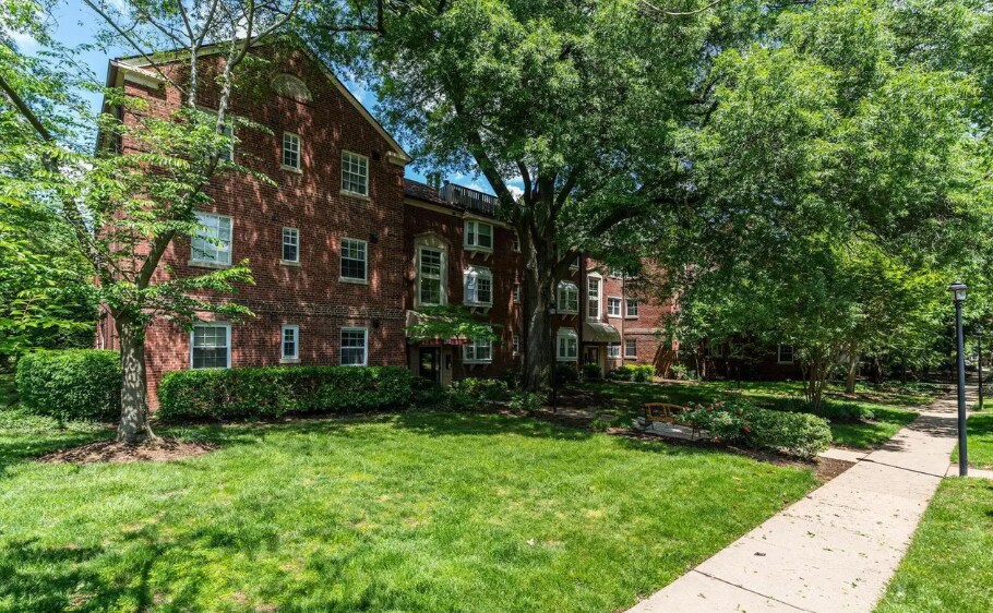Building Photo - 2105 N Taft St