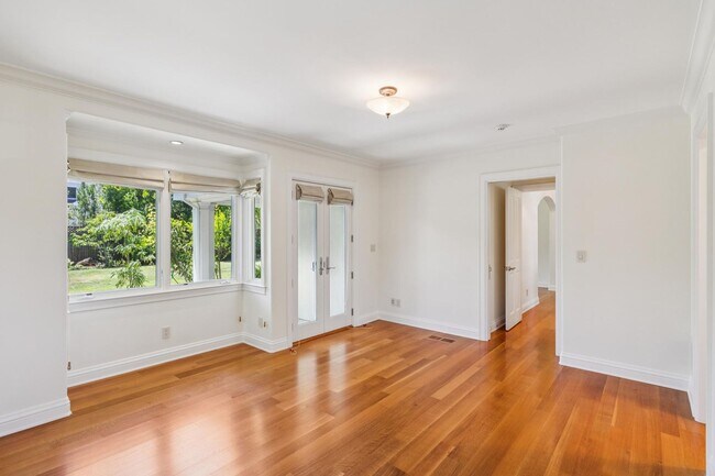 Building Photo - Beautiful, Old-World-style Home in the Heart of Central Menlo Park