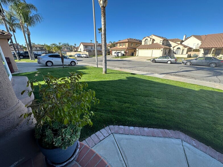 Building Photo - 15550 La Entrada Dr