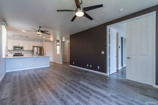 Building Photo - Spacious, Clean, Renovated 2BR/2BA/2Pkg in...