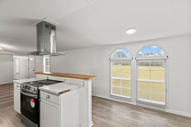 Building Photo - 3 bedroom Available Now!