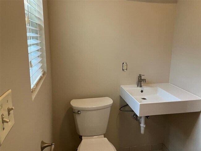 Building Photo - 1921 W 39th St