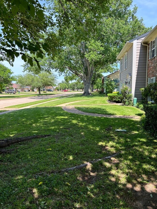 Building Photo - Youree Drive Townhouse