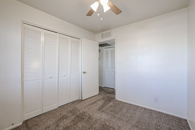 Building Photo - Value priced property in Central Peoria!